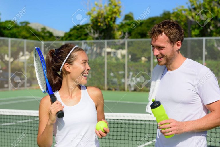37730192 deporte tenis pareja relajante después de jugar partido de tenis al aire libre en verano amigos felice 768x512